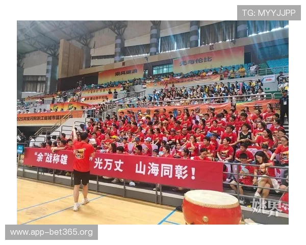 豪门对决现场激情四溢 球迷齐声高喊口号点燃全场气氛